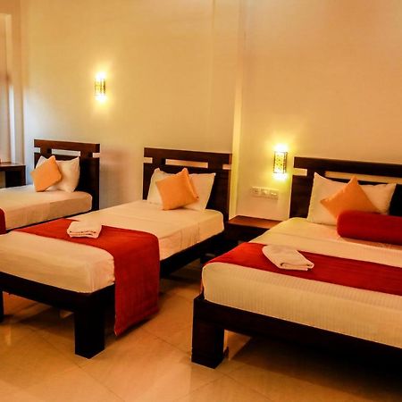 Queens Lodge Канди Экстерьер фото