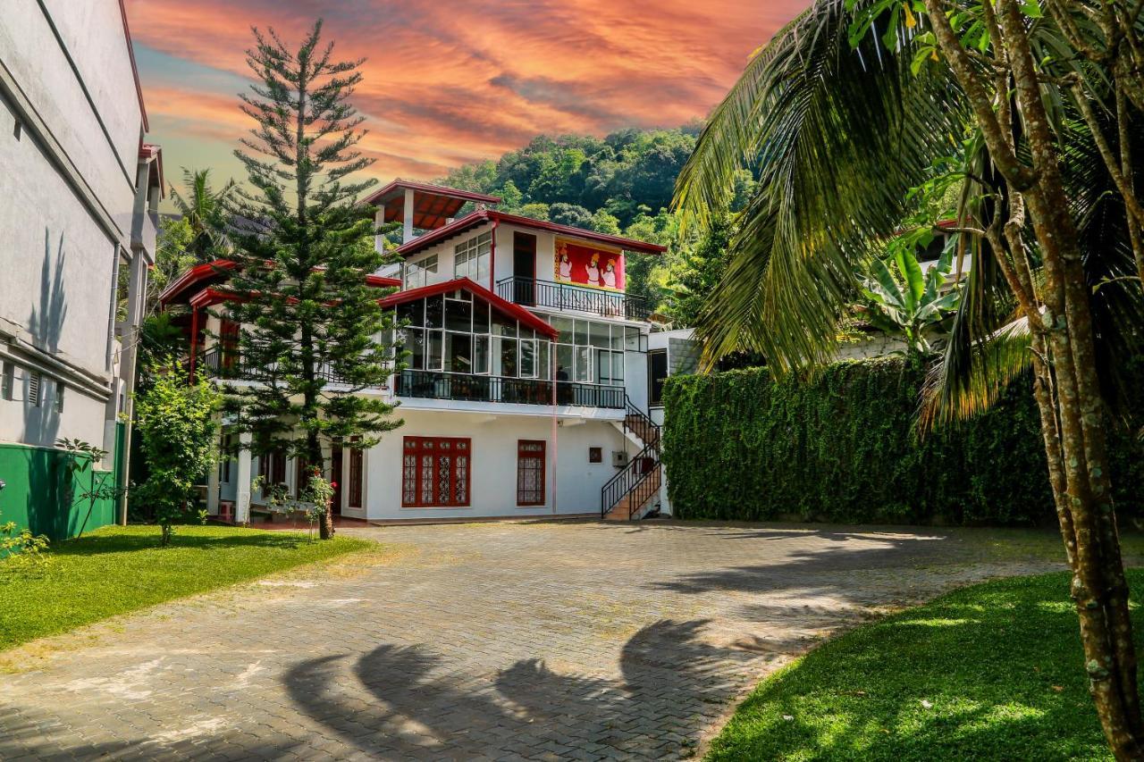 Queens Lodge Канди Экстерьер фото